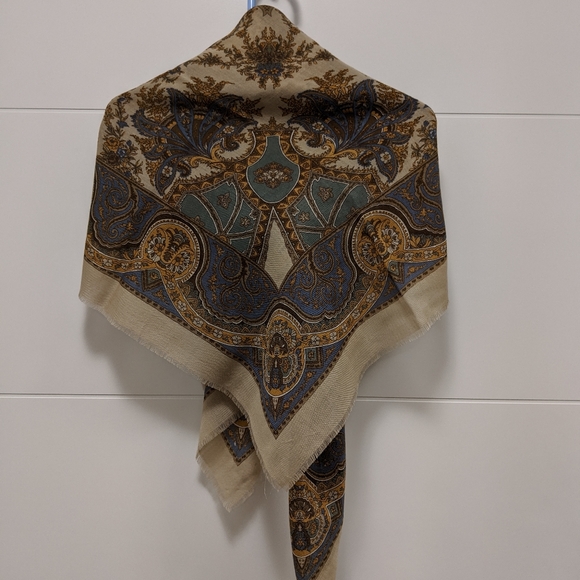 Brand new scarf - Picture 2 of 2